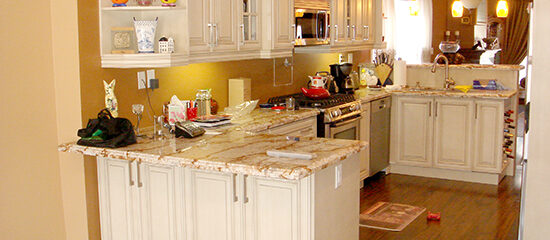 Solid Wood Kitchen Cabinet with Granite Counter Top